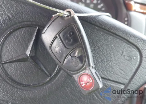 1999 Mercedes-Benz E 320 from USA, damaged, VIN WDBJF65H6XA783865